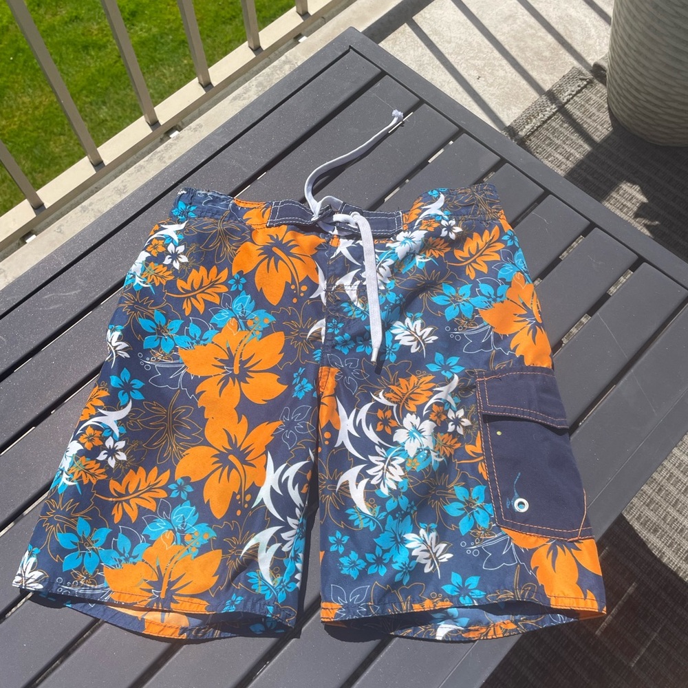 Boys swim trunks - tropical pattern sx6/7 Canadian made Vancouver mesh liner